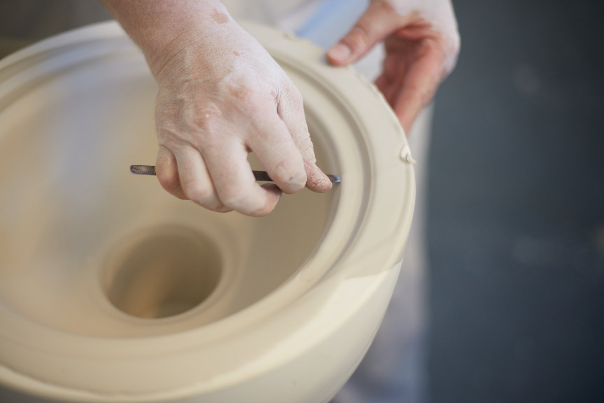 Bone China vormen van de lampenkap middels handwerk.